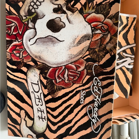 Ed Hardy Women's Black Artistic Winter Boots - Picture 5 of 5